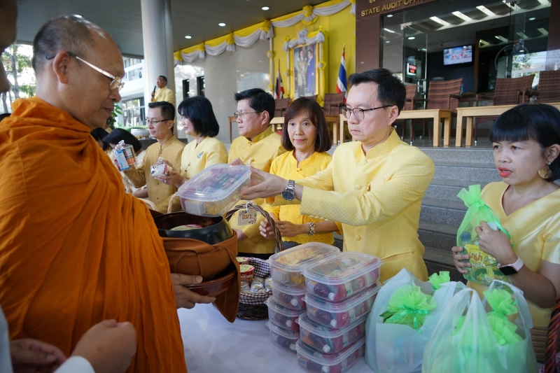 พิธีทำบุญตักบาตรข้าวสารอาหารแห้ง คณะสงฆ์จำนวน 9 รูป จากวัดพระราม 9 กาญจนาภิเษก พระอารามหลวง