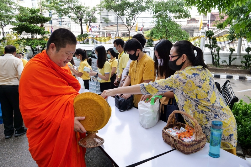 พิธีทำบุญตักบาตรข้าวสารอาหารแห้ง คณะสงฆ์จำนวน 9 รูป จากวัดพระเชตุพนวิมลมังคลารามราชวรมหาวิหาร เพื่อถวายเป็นพระราชกุศล แด่พระบาท