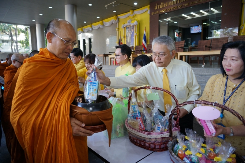 พิธีทำบุญตักบาตรข้าวสารอาหารแห้ง คณะสงฆ์จำนวน 9 รูป จากวัดพระราม 9 กาญจนาภิเษก พระอารามหลวง