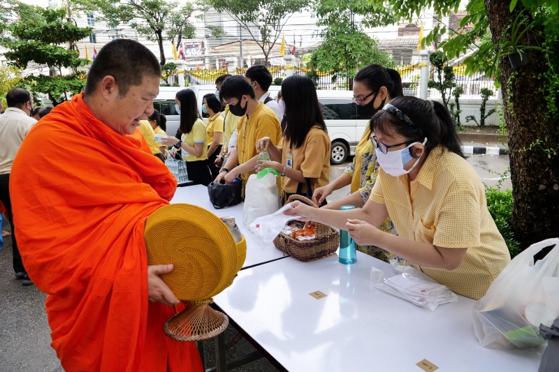 พิธีทำบุญตักบาตรข้าวสารอาหารแห้ง คณะสงฆ์จำนวน 9 รูป จากวัดพระเชตุพนวิมลมังคลารามราชวรมหาวิหาร เพื่อถวายเป็นพระราชกุศล แด่พระบาท