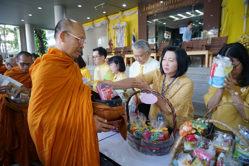 พิธีทำบุญตักบาตรข้าวสารอาหารแห้ง คณะสงฆ์จำนวน 9 รูป จากวัดพระราม 9 กาญจนาภิเษก พระอารามหลวง