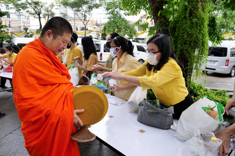 พิธีทำบุญตักบาตรข้าวสารอาหารแห้ง คณะสงฆ์จำนวน 9 รูป จากวัดพระเชตุพนวิมลมังคลารามราชวรมหาวิหาร เพื่อถวายเป็นพระราชกุศล แด่พระบาท