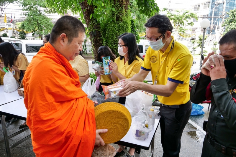 พิธีทำบุญตักบาตรข้าวสารอาหารแห้ง คณะสงฆ์จำนวน 9 รูป จากวัดพระเชตุพนวิมลมังคลารามราชวรมหาวิหาร เพื่อถวายเป็นพระราชกุศล แด่พระบาท