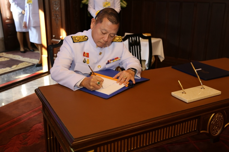 ลงนามถวายพระพรพระบาทสมเด็จพระเจ้าอยู่หัว และสมเด็จพระนางเจ้าฯ พระบรมราชินี เนื่องในโอกาสวันขึ้นปีใหม่ พุทธศักราช 2563