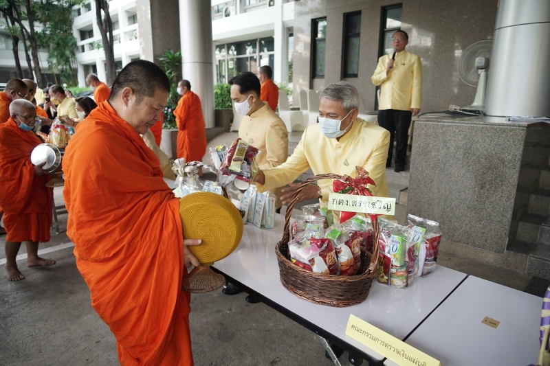 พิธีทำบุญตักบาตรข้าวสารอาหารแห้ง คณะสงฆ์จำนวน 9 รูป จากวัดพระเชตุพนวิมลมังคลารามราชวรมหาวิหาร เพื่อถวายเป็นพระราชกุศล แด่พระบาท