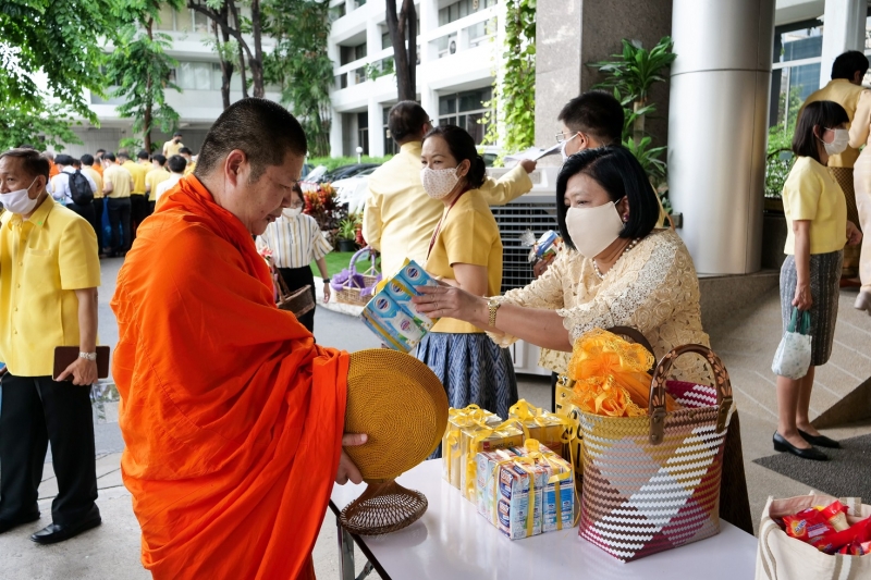 พิธีทำบุญตักบาตรข้าวสารอาหารแห้ง คณะสงฆ์จำนวน 9 รูป จากวัดพระเชตุพนวิมลมังคลารามราชวรมหาวิหาร เพื่อถวายเป็นพระราชกุศล แด่พระบาท