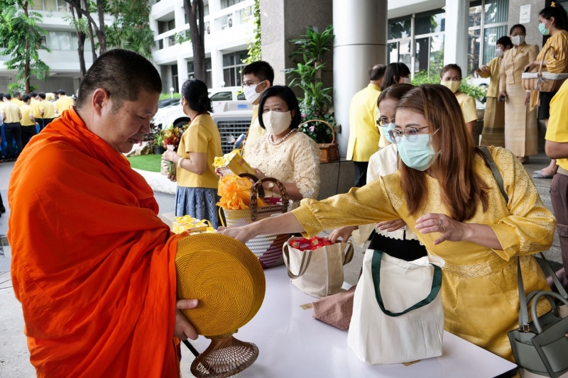 พิธีทำบุญตักบาตรข้าวสารอาหารแห้ง คณะสงฆ์จำนวน 9 รูป จากวัดพระเชตุพนวิมลมังคลารามราชวรมหาวิหาร เพื่อถวายเป็นพระราชกุศล แด่พระบาท