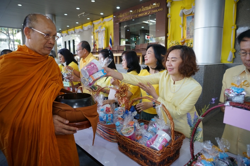 พิธีทำบุญตักบาตรข้าวสารอาหารแห้ง คณะสงฆ์จำนวน 9 รูป จากวัดพระราม 9 กาญจนาภิเษก พระอารามหลวง