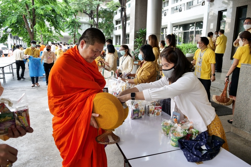 พิธีทำบุญตักบาตรข้าวสารอาหารแห้ง คณะสงฆ์จำนวน 9 รูป จากวัดพระเชตุพนวิมลมังคลารามราชวรมหาวิหาร เพื่อถวายเป็นพระราชกุศล แด่พระบาท