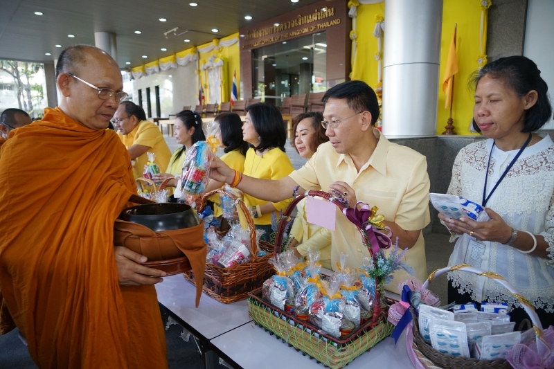 พิธีทำบุญตักบาตรข้าวสารอาหารแห้ง คณะสงฆ์จำนวน 9 รูป จากวัดพระราม 9 กาญจนาภิเษก พระอารามหลวง