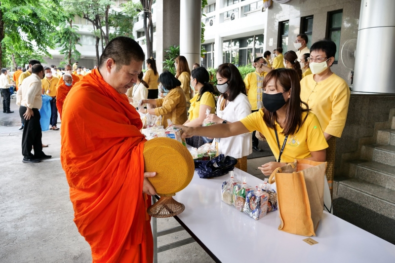 พิธีทำบุญตักบาตรข้าวสารอาหารแห้ง คณะสงฆ์จำนวน 9 รูป จากวัดพระเชตุพนวิมลมังคลารามราชวรมหาวิหาร เพื่อถวายเป็นพระราชกุศล แด่พระบาท