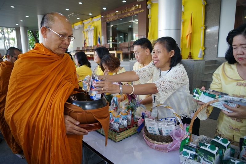 พิธีทำบุญตักบาตรข้าวสารอาหารแห้ง คณะสงฆ์จำนวน 9 รูป จากวัดพระราม 9 กาญจนาภิเษก พระอารามหลวง
