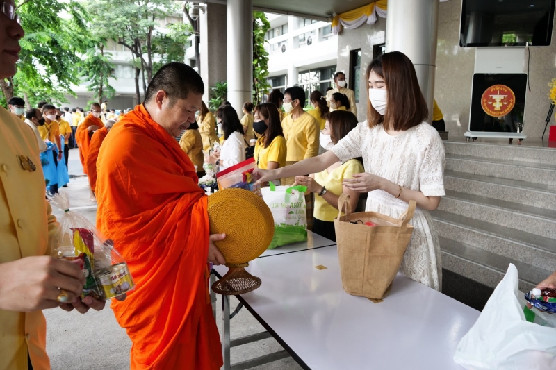 พิธีทำบุญตักบาตรข้าวสารอาหารแห้ง คณะสงฆ์จำนวน 9 รูป จากวัดพระเชตุพนวิมลมังคลารามราชวรมหาวิหาร เพื่อถวายเป็นพระราชกุศล แด่พระบาท