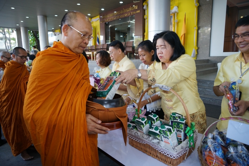 พิธีทำบุญตักบาตรข้าวสารอาหารแห้ง คณะสงฆ์จำนวน 9 รูป จากวัดพระราม 9 กาญจนาภิเษก พระอารามหลวง