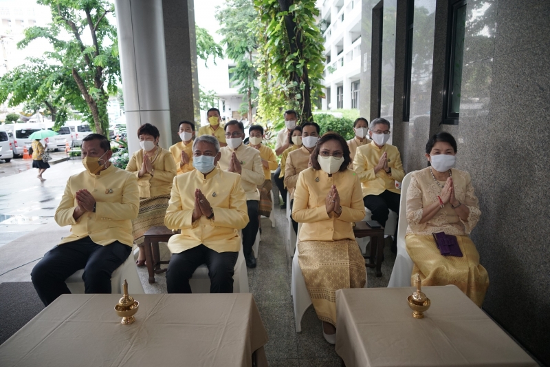 พิธีทำบุญตักบาตรข้าวสารอาหารแห้ง คณะสงฆ์จำนวน 9 รูป จากวัดพระเชตุพนวิมลมังคลารามราชวรมหาวิหาร เพื่อถวายเป็นพระราชกุศล แด่พระบาท