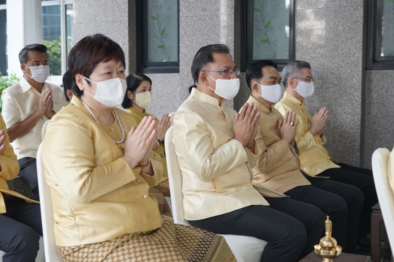 พิธีทำบุญตักบาตรข้าวสารอาหารแห้ง คณะสงฆ์จำนวน 9 รูป จากวัดพระเชตุพนวิมลมังคลารามราชวรมหาวิหาร เพื่อถวายเป็นพระราชกุศล แด่พระบาท