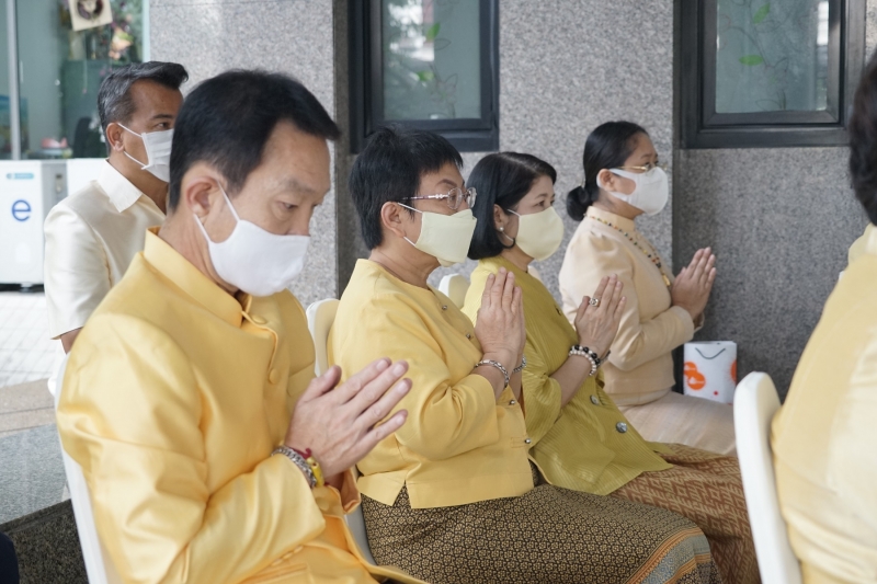 พิธีทำบุญตักบาตรข้าวสารอาหารแห้ง คณะสงฆ์จำนวน 9 รูป จากวัดพระเชตุพนวิมลมังคลารามราชวรมหาวิหาร เพื่อถวายเป็นพระราชกุศล แด่พระบาท