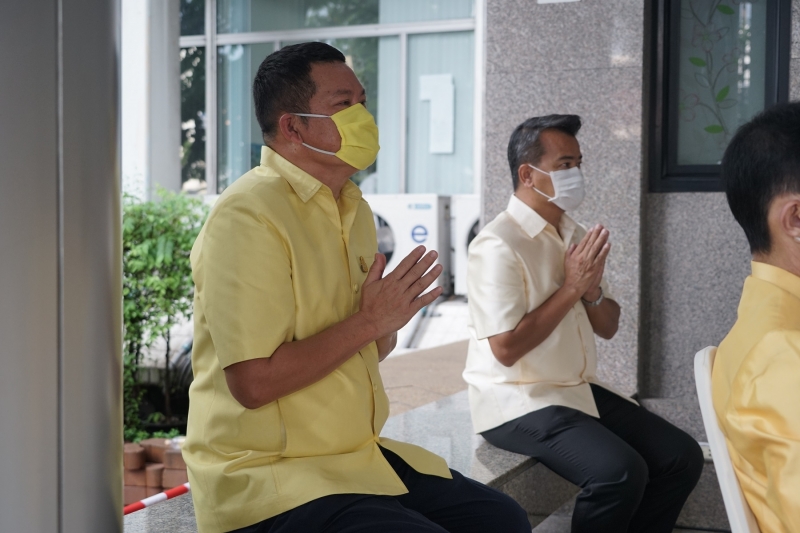 พิธีทำบุญตักบาตรข้าวสารอาหารแห้ง คณะสงฆ์จำนวน 9 รูป จากวัดพระเชตุพนวิมลมังคลารามราชวรมหาวิหาร เพื่อถวายเป็นพระราชกุศล แด่พระบาท