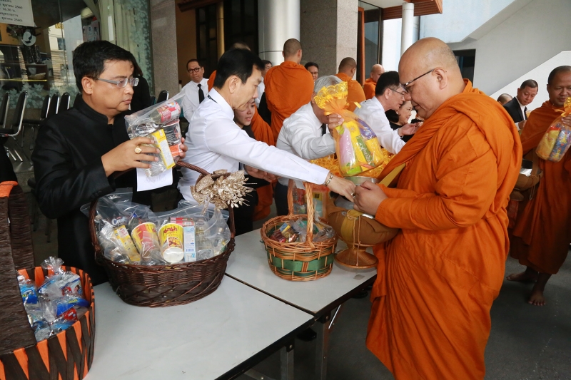 ทำบุญตักบาตรข้าวสารอาหารแห้ง และถวายปัจจัย เดือนตุลาคม 2560