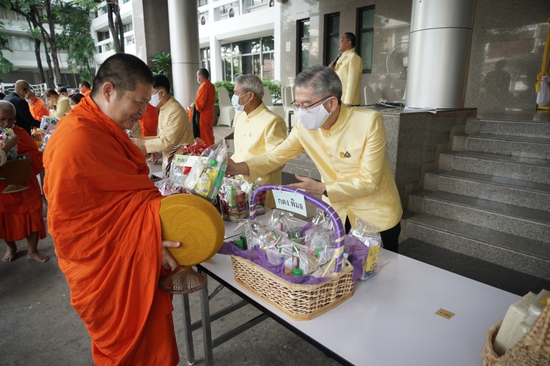 พิธีทำบุญตักบาตรข้าวสารอาหารแห้ง คณะสงฆ์จำนวน 9 รูป จากวัดพระเชตุพนวิมลมังคลารามราชวรมหาวิหาร เพื่อถวายเป็นพระราชกุศล แด่พระบาท