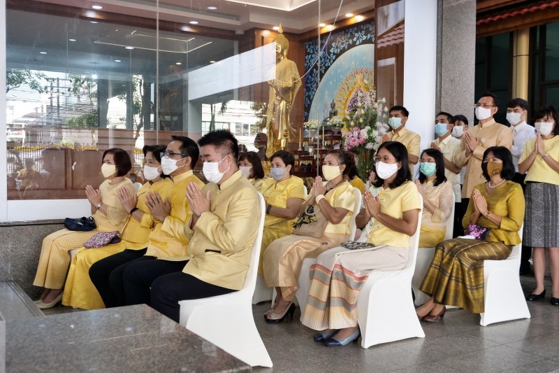 พิธีทำบุญตักบาตรข้าวสารอาหารแห้ง คณะสงฆ์จำนวน 9 รูป จากวัดพระเชตุพนวิมลมังคลารามราชวรมหาวิหาร เพื่อถวายเป็นพระราชกุศล แด่พระบาท