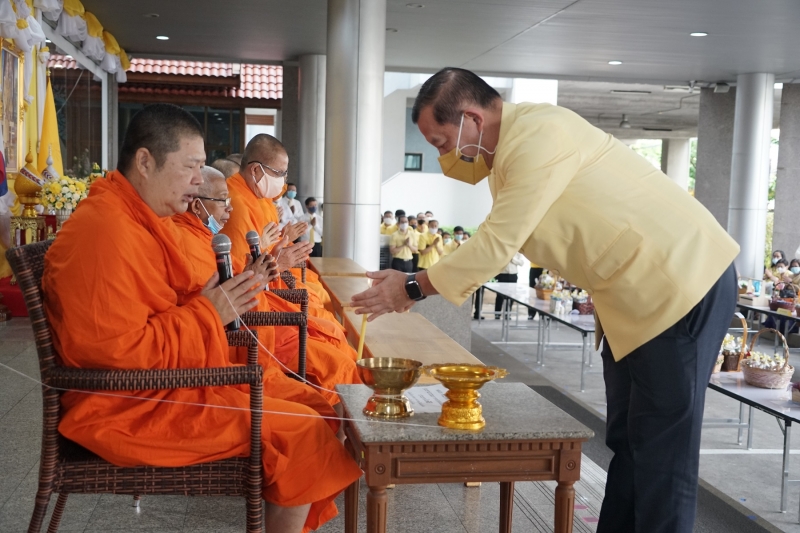 พิธีทำบุญตักบาตรข้าวสารอาหารแห้ง คณะสงฆ์จำนวน 9 รูป จากวัดพระเชตุพนวิมลมังคลารามราชวรมหาวิหาร เพื่อถวายเป็นพระราชกุศล แด่พระบาท