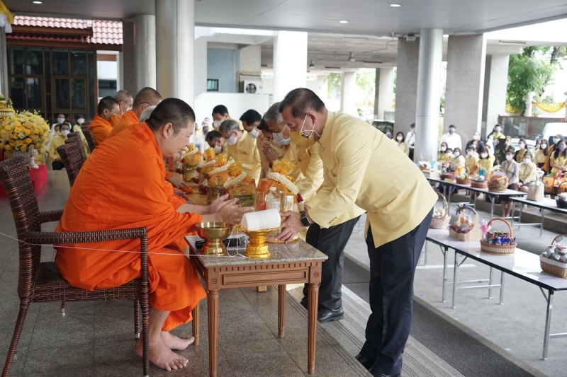 พิธีทำบุญตักบาตรข้าวสารอาหารแห้ง คณะสงฆ์จำนวน 9 รูป จากวัดพระเชตุพนวิมลมังคลารามราชวรมหาวิหาร เพื่อถวายเป็นพระราชกุศล แด่พระบาท