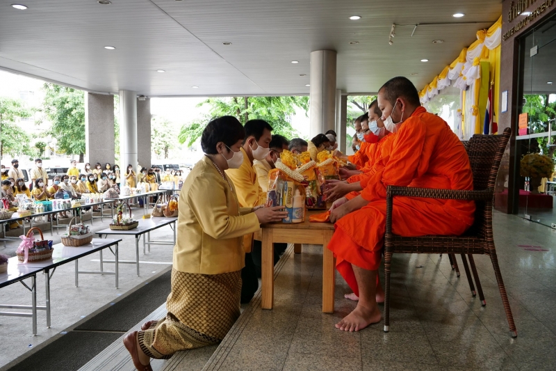 พิธีทำบุญตักบาตรข้าวสารอาหารแห้ง คณะสงฆ์จำนวน 9 รูป จากวัดพระเชตุพนวิมลมังคลารามราชวรมหาวิหาร เพื่อถวายเป็นพระราชกุศล แด่พระบาท