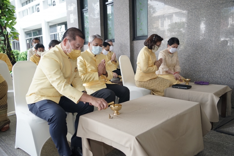 พิธีทำบุญตักบาตรข้าวสารอาหารแห้ง คณะสงฆ์จำนวน 9 รูป จากวัดพระเชตุพนวิมลมังคลารามราชวรมหาวิหาร เพื่อถวายเป็นพระราชกุศล แด่พระบาท