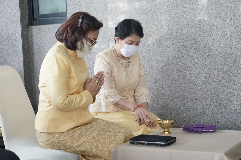 พิธีทำบุญตักบาตรข้าวสารอาหารแห้ง คณะสงฆ์จำนวน 9 รูป จากวัดพระเชตุพนวิมลมังคลารามราชวรมหาวิหาร เพื่อถวายเป็นพระราชกุศล แด่พระบาท