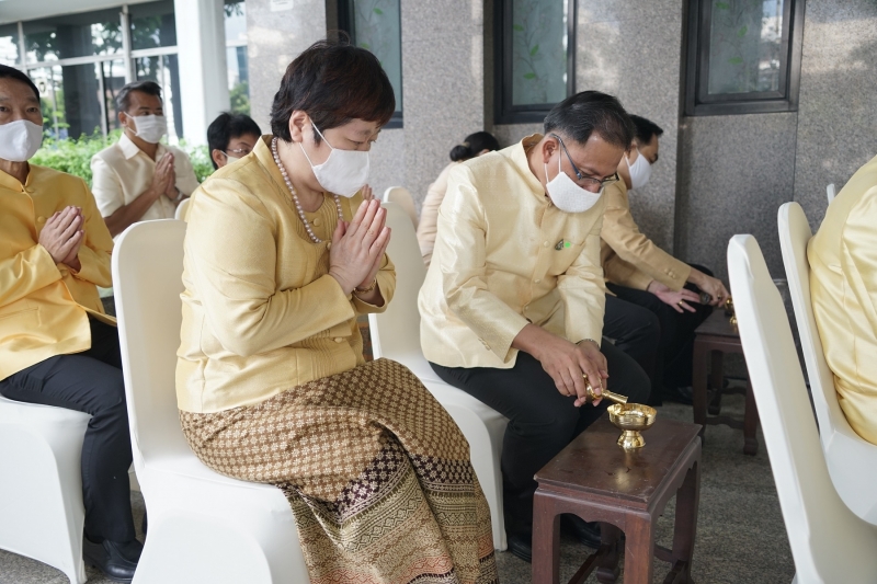 พิธีทำบุญตักบาตรข้าวสารอาหารแห้ง คณะสงฆ์จำนวน 9 รูป จากวัดพระเชตุพนวิมลมังคลารามราชวรมหาวิหาร เพื่อถวายเป็นพระราชกุศล แด่พระบาท