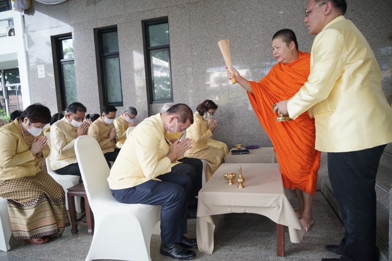 พิธีทำบุญตักบาตรข้าวสารอาหารแห้ง คณะสงฆ์จำนวน 9 รูป จากวัดพระเชตุพนวิมลมังคลารามราชวรมหาวิหาร เพื่อถวายเป็นพระราชกุศล แด่พระบาท