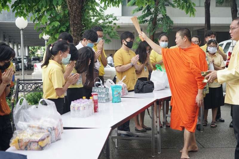 พิธีทำบุญตักบาตรข้าวสารอาหารแห้ง คณะสงฆ์จำนวน 9 รูป จากวัดพระเชตุพนวิมลมังคลารามราชวรมหาวิหาร เพื่อถวายเป็นพระราชกุศล แด่พระบาท