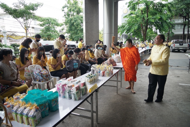 พิธีทำบุญตักบาตรข้าวสารอาหารแห้ง คณะสงฆ์จำนวน 9 รูป จากวัดพระเชตุพนวิมลมังคลารามราชวรมหาวิหาร เพื่อถวายเป็นพระราชกุศล แด่พระบาท