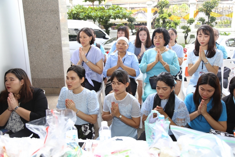 พิธีทำบุญตักบาตรข้าวสารอาหารแห้ง คณะสงฆ์จำนวน 9 รูป 