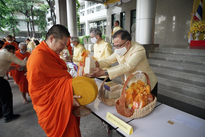 พิธีทำบุญตักบาตรข้าวสารอาหารแห้ง คณะสงฆ์จำนวน 9 รูป จากวัดพระเชตุพนวิมลมังคลารามราชวรมหาวิหาร เพื่อถวายเป็นพระราชกุศล แด่พระบาท