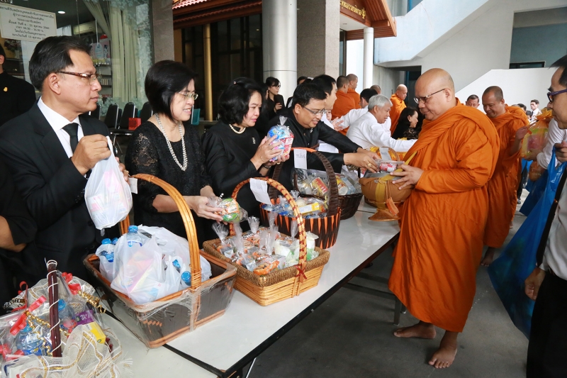 ทำบุญตักบาตรข้าวสารอาหารแห้ง และถวายปัจจัย เดือนตุลาคม 2560