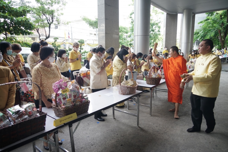 พิธีทำบุญตักบาตรข้าวสารอาหารแห้ง คณะสงฆ์จำนวน 9 รูป จากวัดพระเชตุพนวิมลมังคลารามราชวรมหาวิหาร เพื่อถวายเป็นพระราชกุศล แด่พระบาท