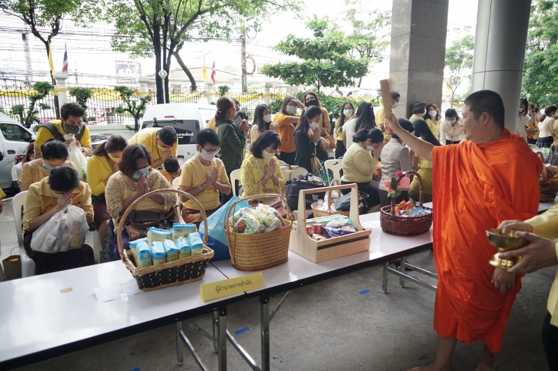 พิธีทำบุญตักบาตรข้าวสารอาหารแห้ง คณะสงฆ์จำนวน 9 รูป จากวัดพระเชตุพนวิมลมังคลารามราชวรมหาวิหาร เพื่อถวายเป็นพระราชกุศล แด่พระบาท