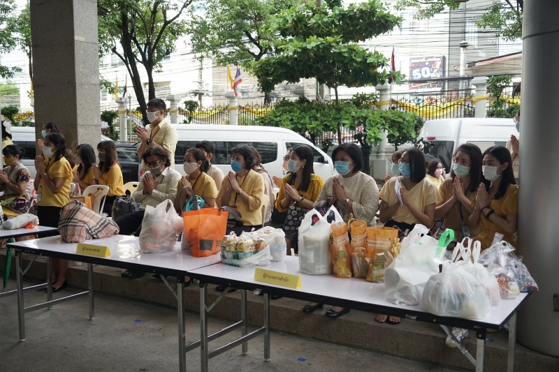 พิธีทำบุญตักบาตรข้าวสารอาหารแห้ง คณะสงฆ์จำนวน 9 รูป จากวัดพระเชตุพนวิมลมังคลารามราชวรมหาวิหาร เพื่อถวายเป็นพระราชกุศล แด่พระบาท
