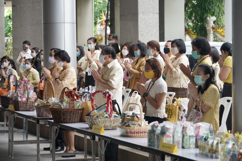 พิธีทำบุญตักบาตรข้าวสารอาหารแห้ง คณะสงฆ์จำนวน 9 รูป จากวัดพระเชตุพนวิมลมังคลารามราชวรมหาวิหาร เพื่อถวายเป็นพระราชกุศล แด่พระบาท