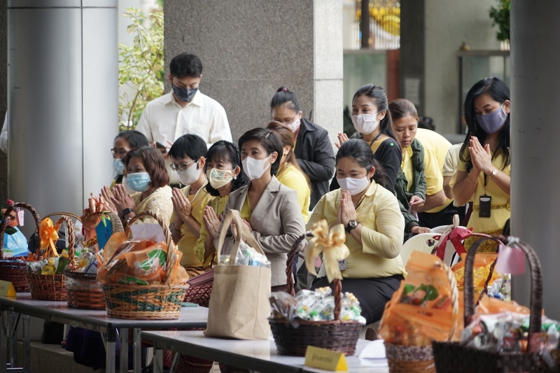 พิธีทำบุญตักบาตรข้าวสารอาหารแห้ง คณะสงฆ์จำนวน 9 รูป จากวัดพระเชตุพนวิมลมังคลารามราชวรมหาวิหาร เพื่อถวายเป็นพระราชกุศล แด่พระบาท