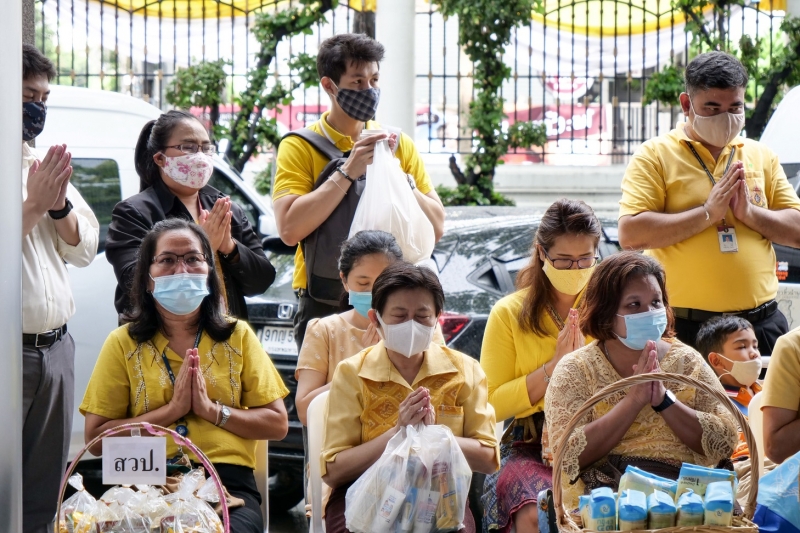 พิธีทำบุญตักบาตรข้าวสารอาหารแห้ง คณะสงฆ์จำนวน 9 รูป จากวัดพระเชตุพนวิมลมังคลารามราชวรมหาวิหาร เพื่อถวายเป็นพระราชกุศล แด่พระบาท