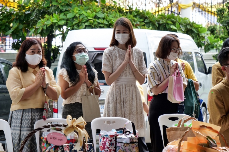 พิธีทำบุญตักบาตรข้าวสารอาหารแห้ง คณะสงฆ์จำนวน 9 รูป จากวัดพระเชตุพนวิมลมังคลารามราชวรมหาวิหาร เพื่อถวายเป็นพระราชกุศล แด่พระบาท