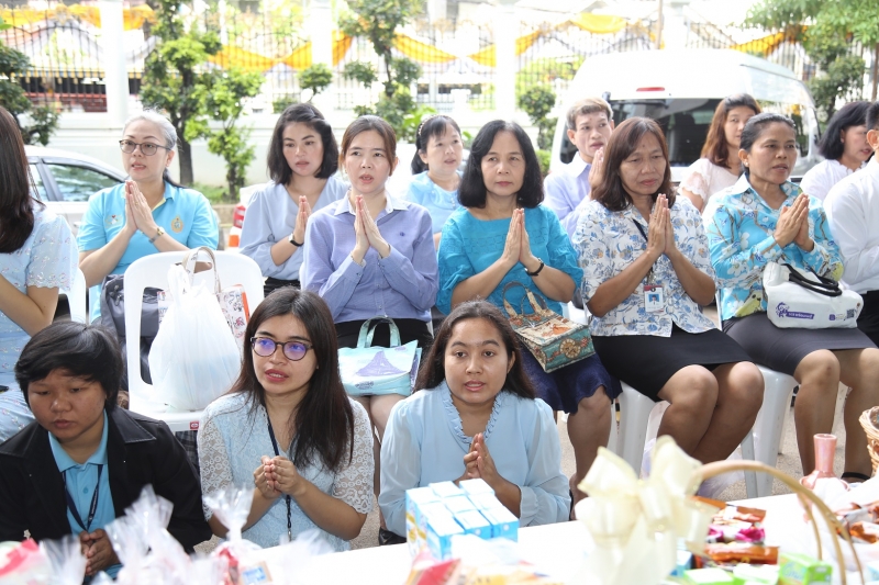 พิธีทำบุญตักบาตรข้าวสารอาหารแห้ง คณะสงฆ์จำนวน 9 รูป 