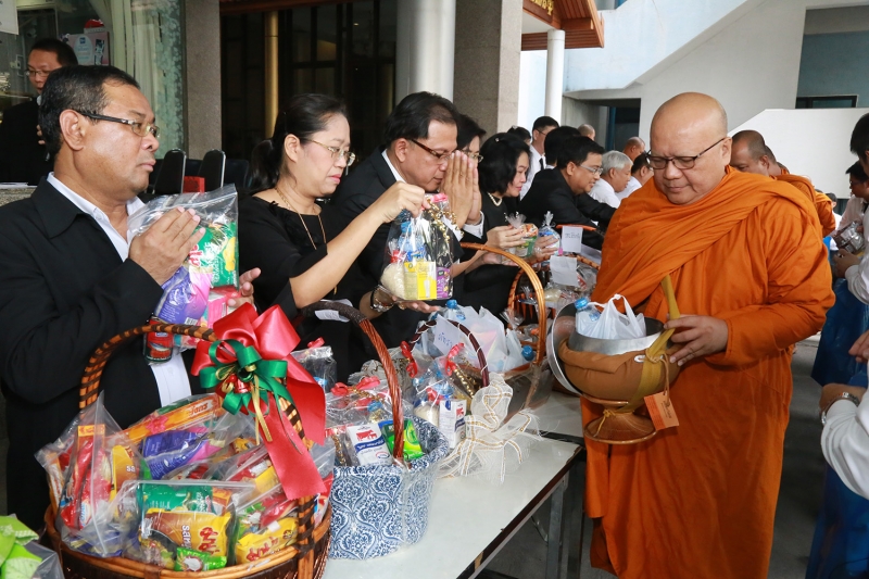 ทำบุญตักบาตรข้าวสารอาหารแห้ง และถวายปัจจัย เดือนตุลาคม 2560