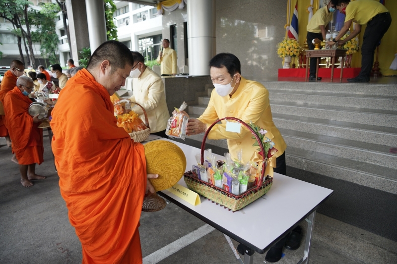 พิธีทำบุญตักบาตรข้าวสารอาหารแห้ง คณะสงฆ์จำนวน 9 รูป จากวัดพระเชตุพนวิมลมังคลารามราชวรมหาวิหาร เพื่อถวายเป็นพระราชกุศล แด่พระบาท