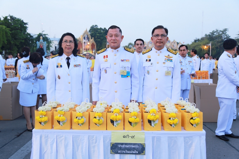 พิธีทำบุญตักบาตร พิธีวางพวงมาลาและถวายบังคม เนื่องในวันคล้ายวันสวรรคตพระบาทสมเด็จพระปรมินทรมหาภูมิพลอดุลเดช บรมนาถบพิตร