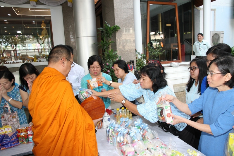 พิธีทำบุญตักบาตรข้าวสารอาหารแห้ง คณะสงฆ์จำนวน 9 รูป 