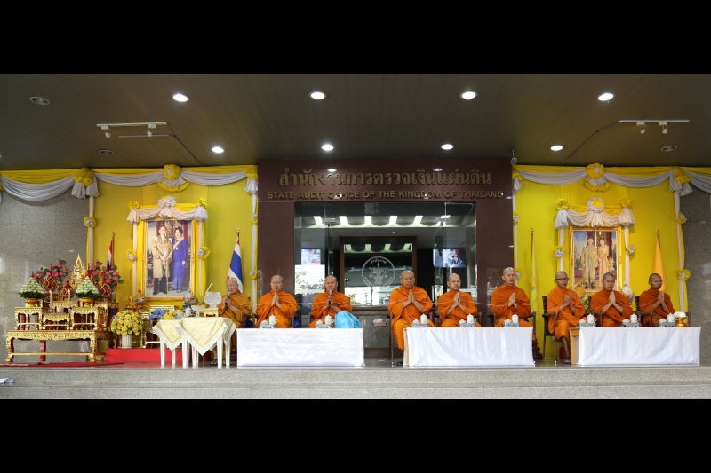 พิธีทำบุญตักบาตรข้าวสารอาหารแห้ง คณะสงฆ์จำนวน 9 รูป จากวัดยานนาวา พระอารามหลวง เนื่องในเทศกาลขึ้นปีใหม่ พุทธศักราช 2563